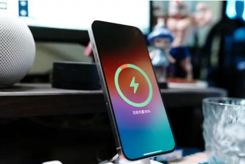 观山湖苹果15换屏服务分享用什么充电器给iPhone15充电更好 